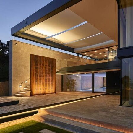Referenz - moderne Villa mit Steintreppe, die in den Garten führt