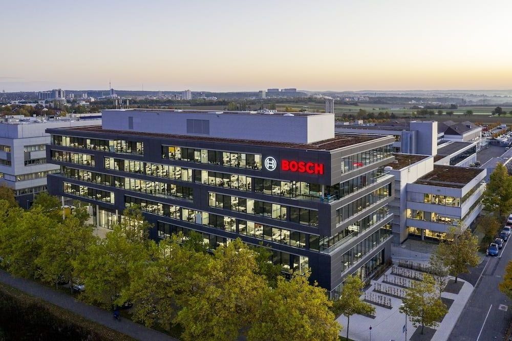 Modernes Bosch Bürogebäude mit Glasfassade und weitläufigem Firmencampus