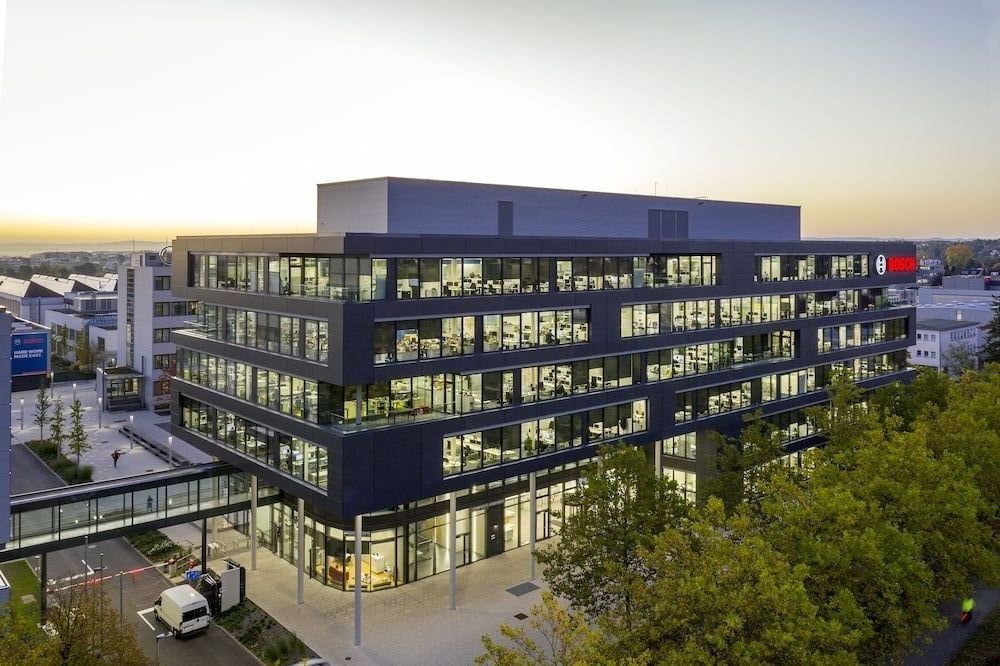 Bosch Unternehmensgebäude mit moderner Glasfassade und urbanem Umfeld