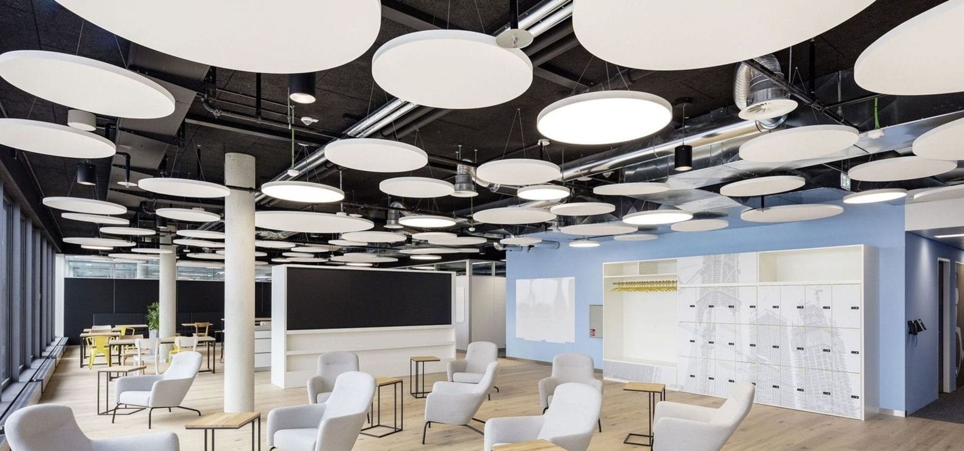 Modernes Büro mit runden Akustikdecken und Lounge-Bereich