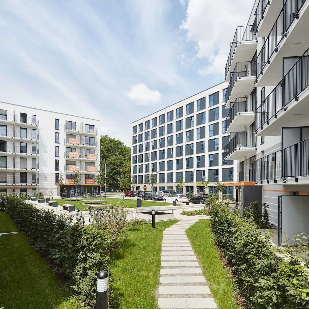 Zeitgemäße Wohnanlage mit begrünten Innenhöfen und Balkonen
